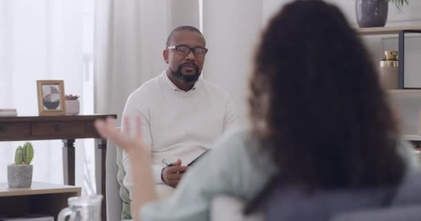 Afrikanischer Männlicher Psychologe Schreibt Notizen Während Einer Patientin Zuhört Wie — Stockvideo