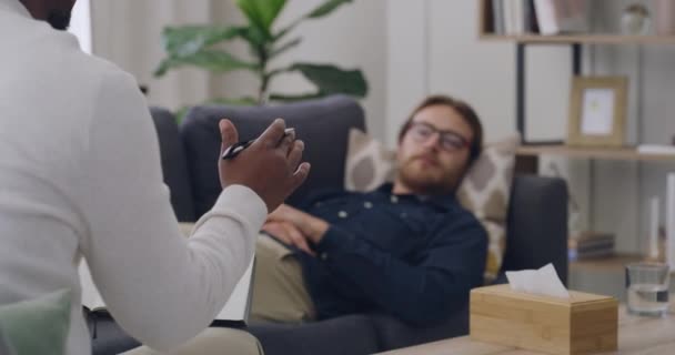 Terapeuta Gesticular Com Mãos Enquanto Conversa Com Paciente Trabalhando Através — Vídeo de Stock
