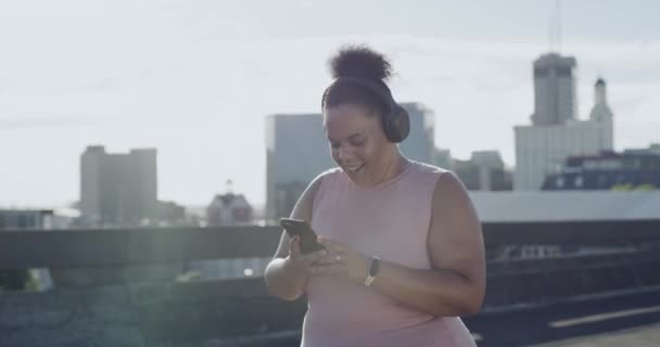 Mujer Alegre Más Tamaño Ejercicio Uso Teléfono Para Rastrear Pérdida — Vídeos de Stock