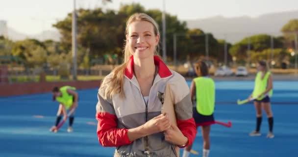 Porträtt Glad Professionell Hockey Tränare Som Håller Urklipp Med Spelplan — Stockvideo