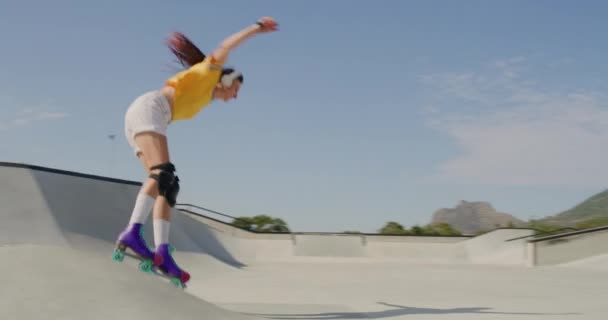 Cool Young Female Roller Skater Skating Jumping Ramp Skate Park — Stockvideo