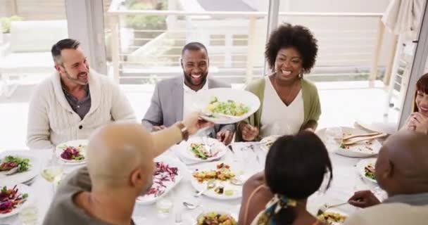 Vielfältige Gruppe Bester Freunde Die Von Oben Essen Und Trinken — Stockvideo