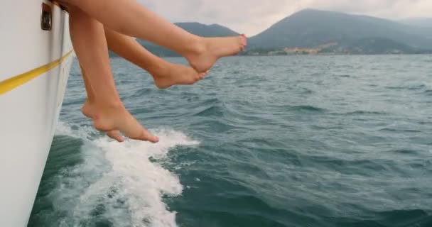 Два Беззаботных Друга Тропическом Отпуске Качающиеся Висящие Ноги Ноги Яхты — стоковое видео