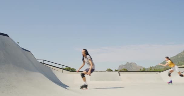 Longitud Completa Dos Amigos Patinaje Sobre Ruedas Skate Park Pista — Vídeos de Stock