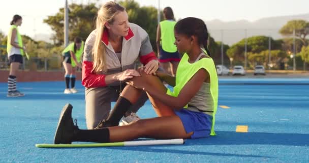 Dlouhý Hokejový Trenér Pomáhá Zraněnému Studentovi Bolestí Kolena Středoškolský Sportovní — Stock video