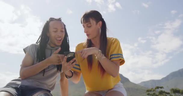 Twee Jonge Trendy Vrienden Die Telefoneren Praten Het Skatepark Ontspannen — Stockvideo