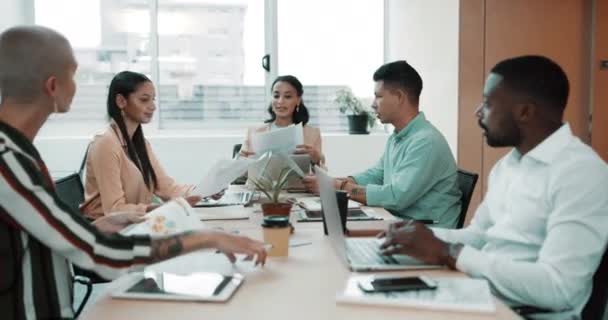 Diverso Grupo Empresarios Que Pasan Papeleo Durante Reunión Sala Juntas — Vídeos de Stock