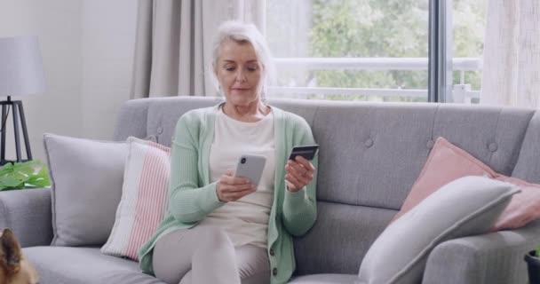 Senior Žena Dělá Line Nakupování Bankovnictví Telefonem Kreditní Kartou Při — Stock video