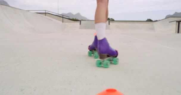 Крупним Планом Жіночі Ноги Катаються Роликових Ковзанах Зовні Ковзанах Парку — стокове відео
