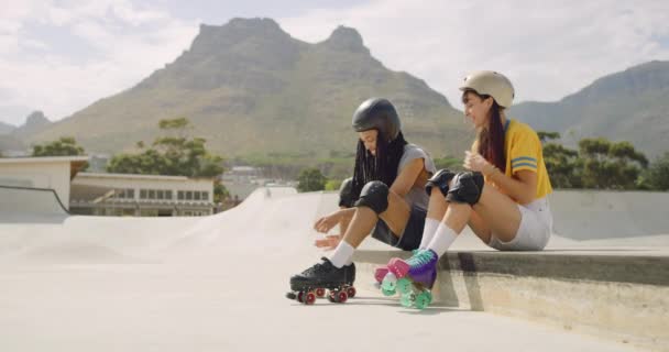 Due Giovani Pattinatori Amici Preparano Pattinare Uno Skate Park Cool — Video Stock