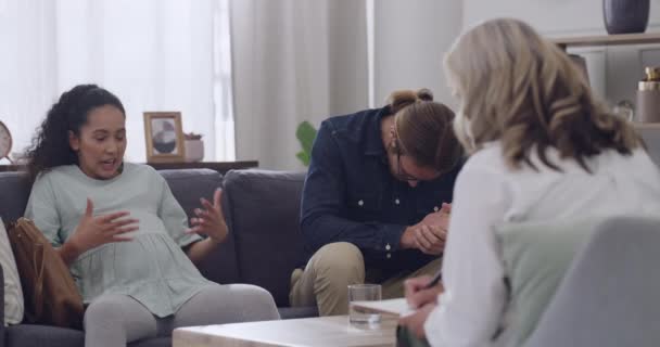 Een Jong Interraciaal Koppel Dat Ruzie Maakte Therapie Sessie Met — Stockvideo