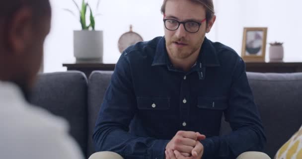 Junger Mann Einer Therapiesitzung Der Auf Einem Sofa Sitzt Während — Stockvideo