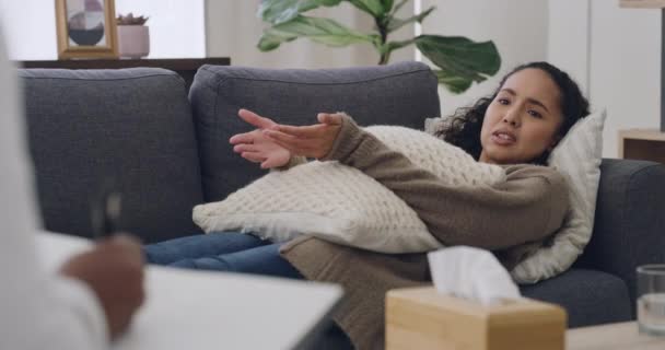 Ung Kvinde Terapi Session Liggende Sofa Med Psykolog Terapeut Taler – Stock-video