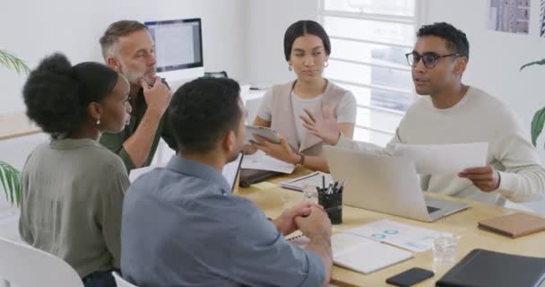 Diverso Grupo Empresarios Conversando Durante Una Reunión Oficina Empresario Mixto — Vídeo de stock