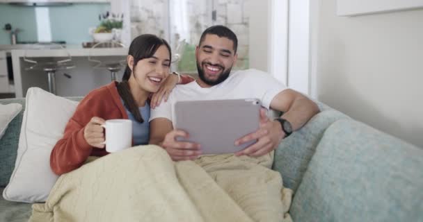 남녀가 디지털 태블릿을 사용하고 코미디 영화를 보면서 있습니다 실내에서 비디오를 — 비디오