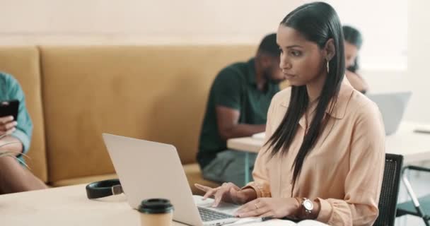 Konzentrierte Kreative Geschäftsfrau Die Büro Laptop Tippt Und Notizen Ein — Stockvideo