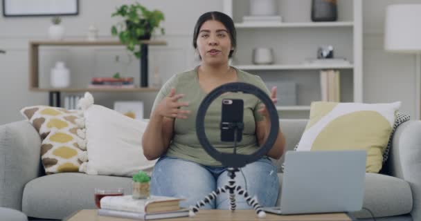 Fiatal Plusz Méret Női Vlogger Videó Tartalmat Közösségi Média Segítségével — Stock videók