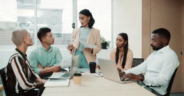 Diverso Grupo Empresarios Conversando Durante Una Reunión Oficina Una Empresaria — Vídeos de Stock