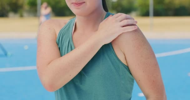 ホッケー場で肩の痛みを持つ選手の閉鎖 フィットネスや健康のための運動後 若い女性が摩擦し 彼女の硬い肩を回転させます スポーツ傷害を避けるためにストレッチ — ストック動画