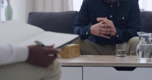 Terapi Seansında Bir Psikologla Konuşan Endişeli Bir Adamın Elleri Gergin — Stok video