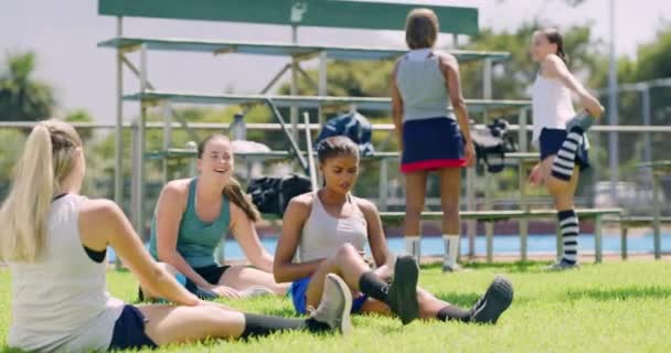 若い女の子ホッケー選手のグループがストレッチや試合前にウォーミングアップ 外で試合の準備をしている若い女性チームメイト スポーツコートに遊びに行く準備をする — ストック動画
