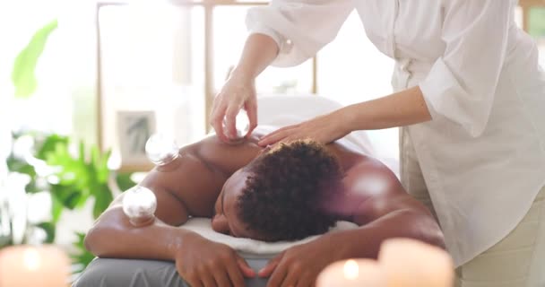 Terapeuta Caucasiano Usando Cupping Tratamento Paciente Uma Clínica Profissional Colocando — Vídeo de Stock