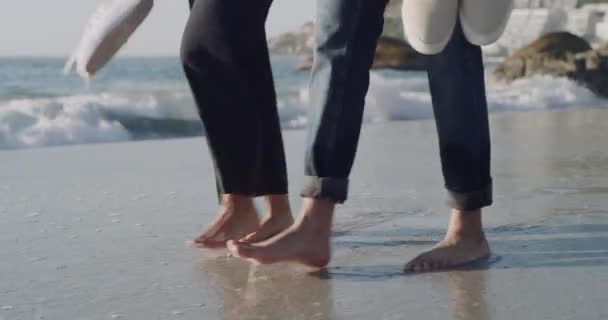 Closeup Feet Free Young Couple Walking Barefoot Sandy Beach Enjoying — Stockvideo
