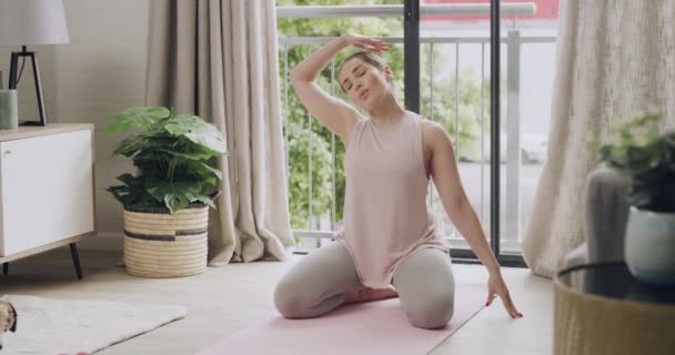 Mujer Tranquila Practicando Yoga Casa Yogui Joven Arrodillado Esterilla Sintiéndose — Vídeos de Stock