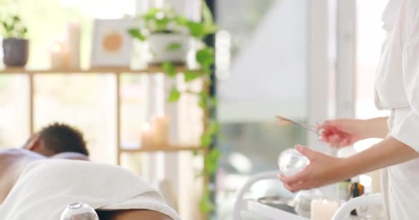 Mujer Preparando Vasos Vacío Vidrio Con Fuego Para Terapia Ventosas — Vídeo de stock