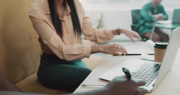 Dos Jóvenes Empresarios Sentados Oficina Juntos Discutiendo Mientras Usan Portátil — Vídeos de Stock