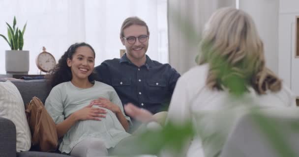 Interracial Pregnant Couple Talking Therapist Room Pregnancy Patient Partner Couch — Stockvideo