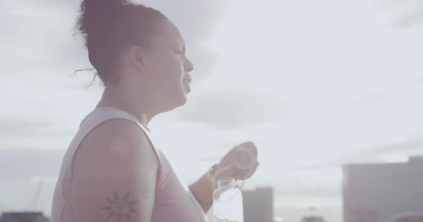 Más Tamaño Mujer Bebiendo Agua Botella Sonriendo Después Correr Fuera — Vídeos de Stock