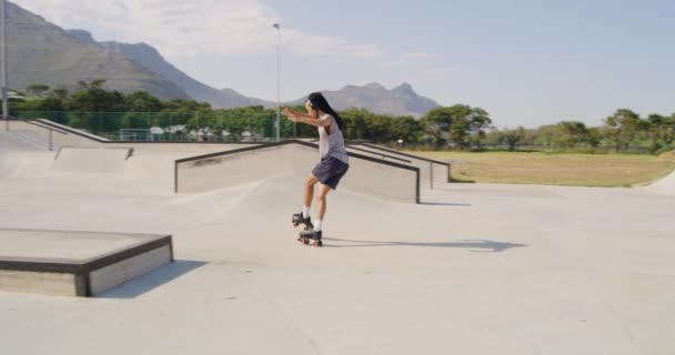 Двоє Модних Молодих Друзів Катаються Ковзанах Скейт Парку Ковзанах Вулиці — стокове відео