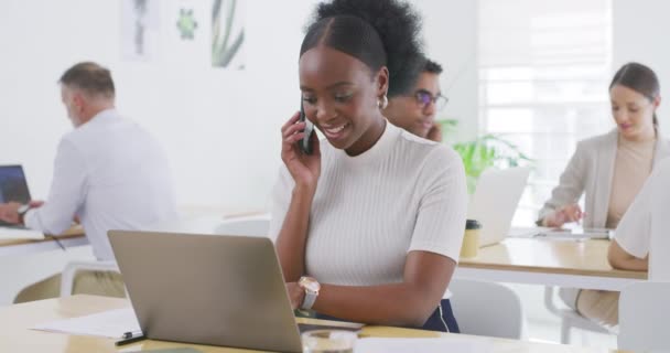 Empresária Falando Uma Chamada Telefone Usando Laptop Escritório Com Colegas — Vídeo de Stock