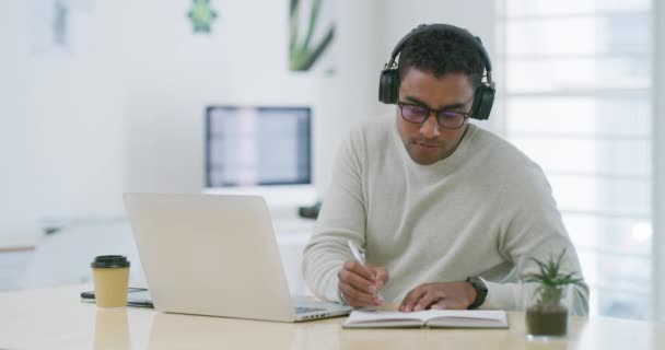 Empresario Creativo Carrera Mixta Usando Ordenador Portátil Escribiendo Notas Cuaderno — Vídeo de stock