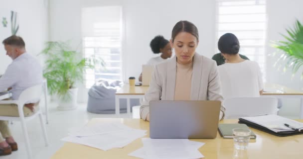 Kadını Arka Planda Meslektaşlarıyla Yoğun Bir Ofiste Dizüstü Bilgisayarla Çalışıyor — Stok video