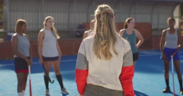 Arka Taraftaki Hokey Koçu Spor Sahasında Bir Grup Genç Oyuncuyla — Stok video