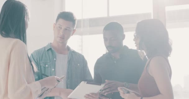 Diverso Grupo Jóvenes Empresarios Discutiendo Planes Ideas Mientras Utilizan Dispositivo — Vídeos de Stock