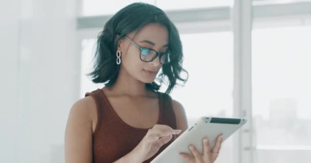 Powerful Latin Businesswoman Using Digital Tablet While Walking Office Work — Vídeos de Stock