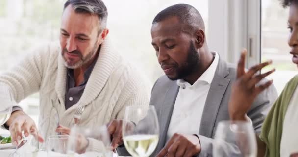 Vielfältige Und Reife Gruppe Von Freunden Die Hause Oder Restaurant — Stockvideo