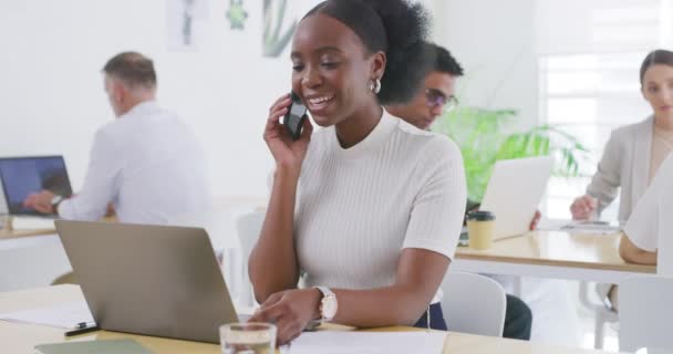 快乐的女商人在一个电话里聊天 在一个忙碌的办公室里和同事们一起使用笔记本电脑 创业者在创业公司的办公桌前规划创意的同时浏览互联网 — 图库视频影像
