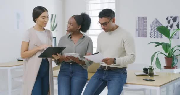 Cuatro Empresarios Felices Diversos Que Tienen Una Reunión Trabajo Joven — Vídeos de Stock
