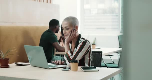 Ofis Kafeteryasında Dinlenme Odasında Dizüstü Bilgisayarla Çalışan Modaya Uygun Genç — Stok video
