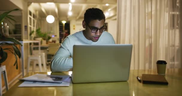 Latin Üzletember Vacsorázik Miközben Egy Laptopon Dolgozik Késő Este Egy — Stock videók