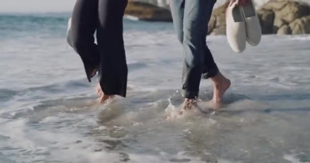 Usmívající Mladý Pár Procházející Vodou Pláži Držící Ruce Šťastný Přítel — Stock video