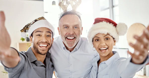 Fotografía Grupo Empresarios Tomando Selfies Durante Navidad Una Oficina Moderna —  Fotos de Stock