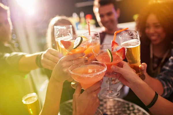 Tiro Grupo Pessoas Brindando Com Suas Bebidas Uma Boate — Fotografia de Stock