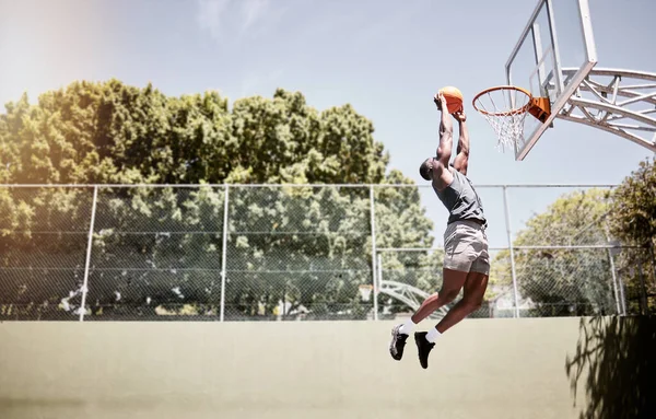 Tutta Lunghezza Del Giocatore Basket Che Immerge Una Palla Nella — Foto Stock