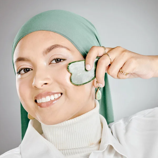 Retrato Uma Bela Mulher Muçulmana Feliz Usando Sha Gua Seu — Fotografia de Stock