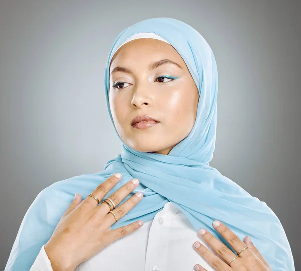 Žhnoucí Krásná Muslimka Izolovaná Pozadí Šedého Kopírovacího Prostoru Mladá Žena — Stock fotografie